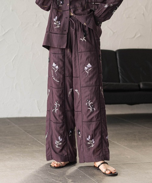 MAYSON GREY(メイソングレイ)の「【40周年限定】パッチワーク刺繍イージーワイドパンツ(その他パンツ・レディース・アイボリー/パープル系その他・M)」の20枚目の写真