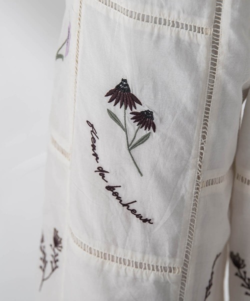 MAYSON GREY(メイソングレイ)の「【40周年限定】パッチワーク刺繍イージーワイドパンツ(その他パンツ・レディース・アイボリー/パープル系その他・M)」の4枚目の写真