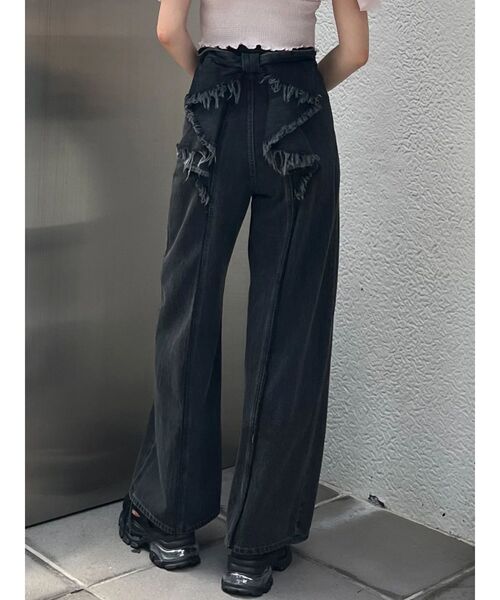EMODA(エモダ)の「【SNSで話題!/WEB限定カラーあり】バックリボンルーズジーンズ(デニムパンツ・レディース・ライトブルー/インディゴブルー/ブラック・X-SMALL/MEDIUM/SMALL)」の16枚目の写真
