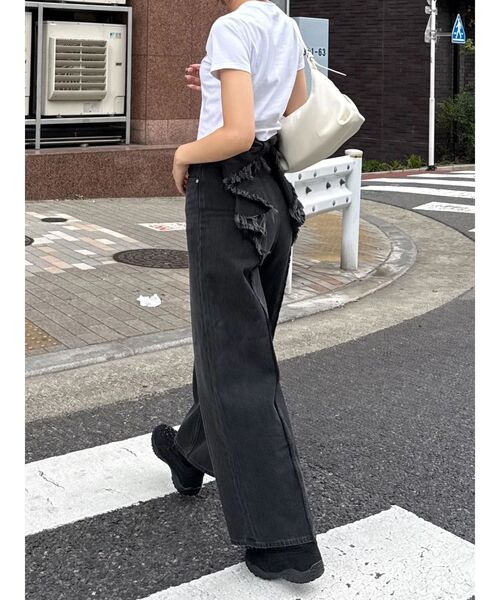 EMODA(エモダ)の「【SNSで話題!/WEB限定カラーあり】バックリボンルーズジーンズ(デニムパンツ・レディース・ライトブルー/インディゴブルー/ブラック・X-SMALL/MEDIUM/SMALL)」の8枚目の写真