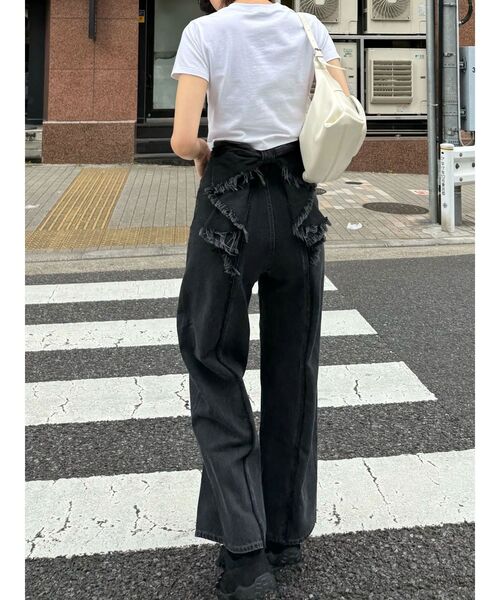 EMODA(エモダ)の「【SNSで話題!/WEB限定カラーあり】バックリボンルーズジーンズ(デニムパンツ・レディース・ライトブルー/インディゴブルー/ブラック・X-SMALL/MEDIUM/SMALL)」の7枚目の写真