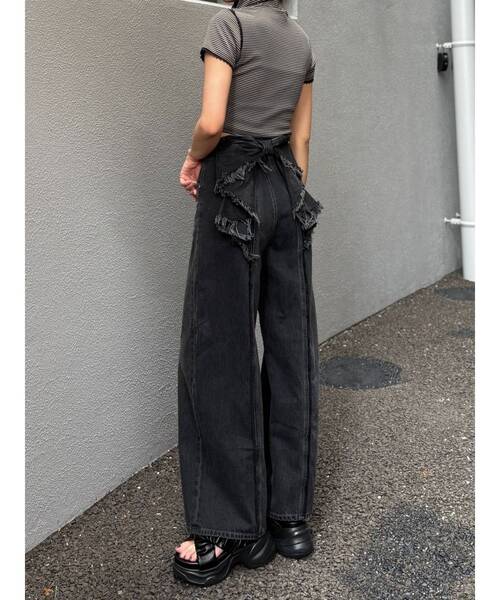 EMODA(エモダ)の「【SNSで話題!/WEB限定カラーあり】バックリボンルーズジーンズ(デニムパンツ・レディース・ライトブルー/インディゴブルー/ブラック・X-SMALL/MEDIUM/SMALL)」の6枚目の写真