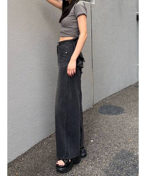 EMODA(エモダ)の「【SNSで話題!/WEB限定カラーあり】バックリボンルーズジーンズ(デニムパンツ・レディース・ライトブルー/インディゴブルー/ブラック・X-SMALL/MEDIUM/SMALL)」の5枚目の写真