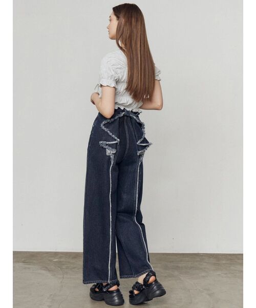EMODA(エモダ)の「【SNSで話題!/WEB限定カラーあり】バックリボンルーズジーンズ(デニムパンツ・レディース・ライトブルー/インディゴブルー/ブラック・X-SMALL/MEDIUM/SMALL)」の20枚目の写真