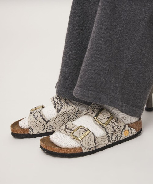BIRKENSTOCK(ビルケンシュトック)の「【国内EXCLUSIVE】<BIRKENSTOCK>アリゾナ プリント スネーク サンダル(サンダル・レディース・オフホワイト・38/35/36/37)」の1枚目の写真