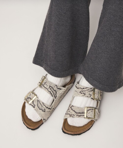 BIRKENSTOCK(ビルケンシュトック)の「【国内EXCLUSIVE】<BIRKENSTOCK>アリゾナ プリント スネーク サンダル(サンダル・レディース・オフホワイト・38/35/36/37)」の2枚目の写真