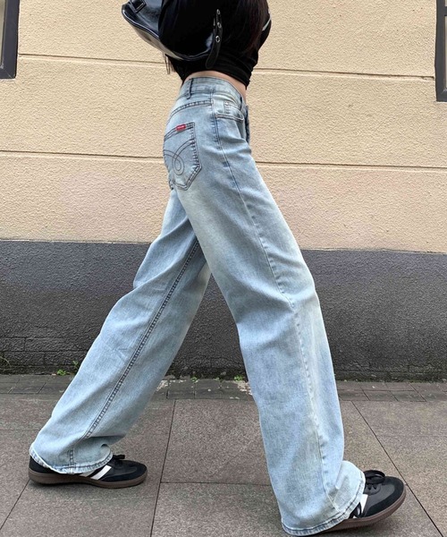 AMAJI(アマジ)の「ウォッシュ加工 ヴィンテージ風 ヒゲ加工 ローウエスト デニムパンツ(デニムパンツ・レディース・ライトブルー・SMALL/MEDIUM/LARGE/X-LARGE)」の3枚目の写真