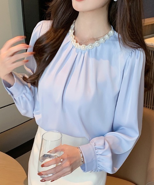 AMAJI(アマジ)の「クルーネック サテン長袖シャツ(シャツ/ブラウス・レディース・ライトブルー・SMALL/MEDIUM/LARGE/X-LARGE)」の3枚目の写真