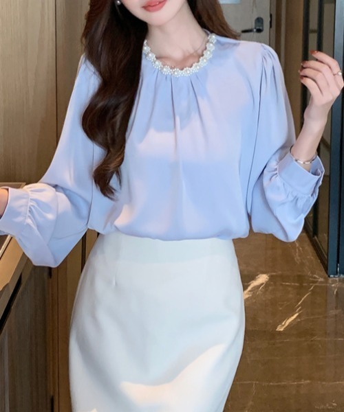 AMAJI(アマジ)の「クルーネック サテン長袖シャツ(シャツ/ブラウス・レディース・ライトブルー・SMALL/MEDIUM/LARGE/X-LARGE)」の2枚目の写真