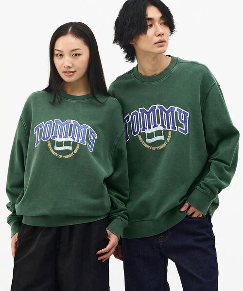 tommy jeans(トミー ジーンズ)の「リラックスバーシティクレストクルーネックトレーナー(スウェット・メンズ・ネイビー/グリーン系その他4・LARGE/X-LARGE/MEDIUM/SMALL)」の2枚目の写真