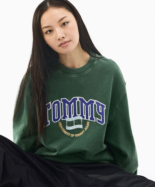 tommy jeans(トミー ジーンズ)の「リラックスバーシティクレストクルーネックトレーナー(スウェット・メンズ・ネイビー/グリーン系その他4・LARGE/X-LARGE/MEDIUM/SMALL)」の15枚目の写真