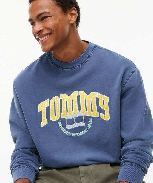 tommy jeans(トミー ジーンズ)の「リラックスバーシティクレストクルーネックトレーナー(スウェット・メンズ・ネイビー/グリーン系その他4・LARGE/X-LARGE/MEDIUM/SMALL)」の3枚目の写真