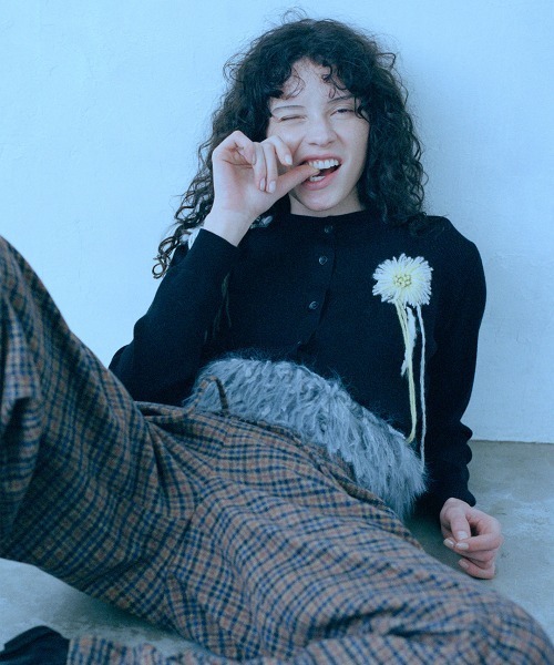leinwande(ラインヴァンド)の「Botanical Embroidery Cardigan / ボタニカルエンブロイダリーカーディガン(カーディガン/ボレロ・レディース・GRAY/Yellow/Black・ONE SIZE)」の1枚目の写真