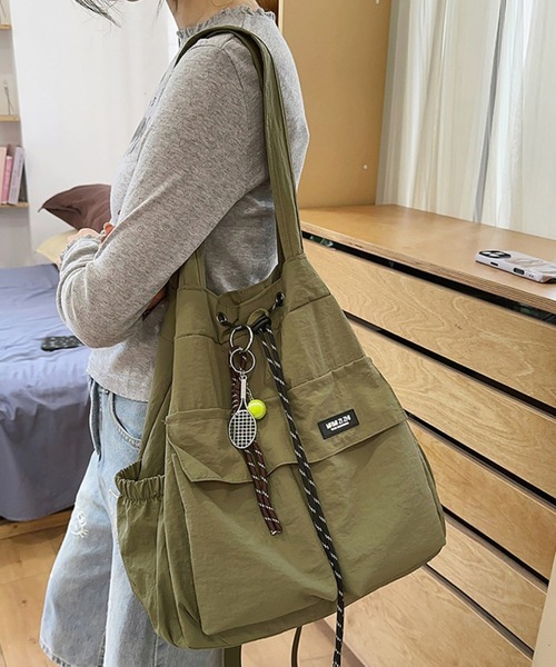 STYLEBLOCK(スタイルブロック)の「大容量2WAYナイロン巾着ショルダーバッグ/リュック/バックパック/A4サイズ対応(ショルダーバッグ・レディース・ライトグレー/カーキ/ブラック・FREE)」の14枚目の写真