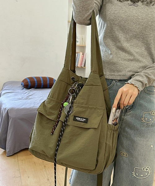 STYLEBLOCK(スタイルブロック)の「大容量2WAYナイロン巾着ショルダーバッグ/リュック/バックパック/A4サイズ対応(ショルダーバッグ・レディース・ライトグレー/カーキ/ブラック・FREE)」の15枚目の写真