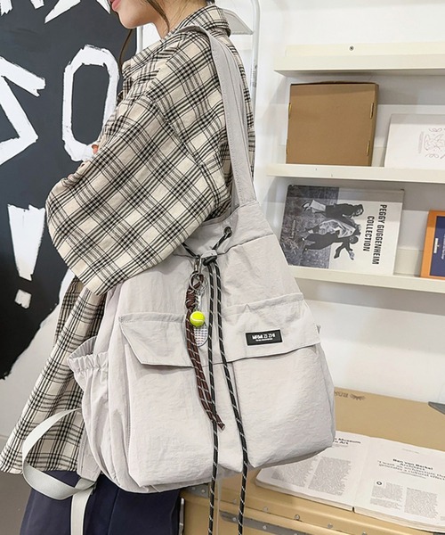 STYLEBLOCK(スタイルブロック)の「大容量2WAYナイロン巾着ショルダーバッグ/リュック/バックパック/A4サイズ対応(ショルダーバッグ・レディース・ライトグレー/カーキ/ブラック・FREE)」の11枚目の写真