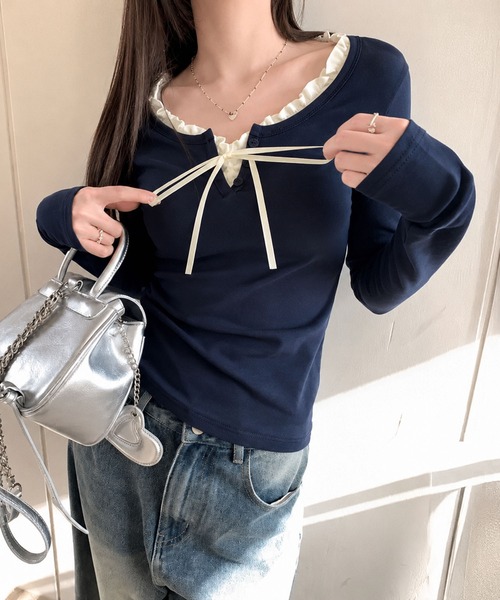 VIBGYOR(ヴィブジョー)の「【EIZZ/アイズ】ネックフリル バイカラーリボン ヘンリーネック タイト 長袖 Tシャツ(Tシャツ/カットソー・レディース・ホワイト/ブラック/ネイビー・FREE)」の3枚目の写真
