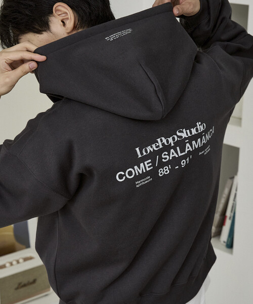 PUBLUX（パブリュクス）の「PUBLUX/パブリュクス LOVE POP STUDIO GRAPHIC SWEAT ZIP PARKA/グラフィック スウェット ジップ パーカー　限定展開（パーカー・メンズ・ブラウン/ライトグレー/ネイビー/チャコールグレー・MEDIUM/SMALL/LARGE）」の2枚目の写真