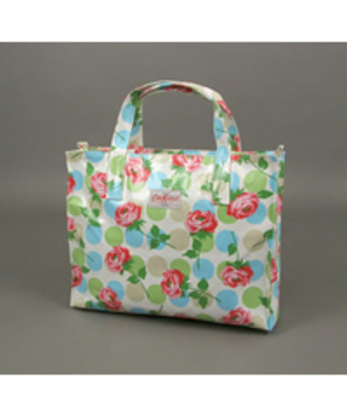 Cath Kidston（キャスキッドソン）の「CK CARRIER BAG（トートバッグ・レディース・その他1/その他2/その他3/その他4/その他5/その他6/その他7/その他8/その他9/その他10/その他11/その他12/その他13/その他14/その他/その他15/その他18/その他16/その他17/その他19/その他20/レッド系その他・FREE）」の4枚目の写真