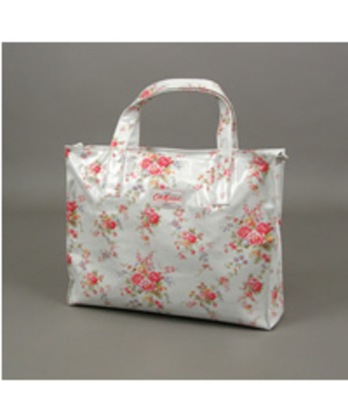 Cath Kidston（キャスキッドソン）の「CK CARRIER BAG（トートバッグ・レディース・その他1/その他2/その他3/その他4/その他5/その他6/その他7/その他8/その他9/その他10/その他11/その他12/その他13/その他14/その他/その他15/その他18/その他16/その他17/その他19/その他20/レッド系その他・FREE）」の5枚目の写真