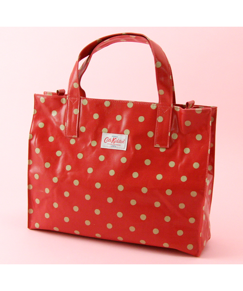 Cath Kidston（キャスキッドソン）の「CK CARRIER BAG（トートバッグ・レディース・その他1/その他2/その他3/その他4/その他5/その他6/その他7/その他8/その他9/その他10/その他11/その他12/その他13/その他14/その他/その他15/その他18/その他16/その他17/その他19/その他20/レッド系その他・FREE）」の2枚目の写真