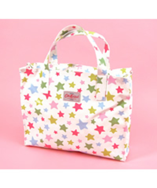 Cath Kidston（キャスキッドソン）の「CK CARRIER BAG（トートバッグ・レディース・その他1/その他2/その他3/その他4/その他5/その他6/その他7/その他8/その他9/その他10/その他11/その他12/その他13/その他14/その他/その他15/その他18/その他16/その他17/その他19/その他20/レッド系その他・FREE）」の12枚目の写真