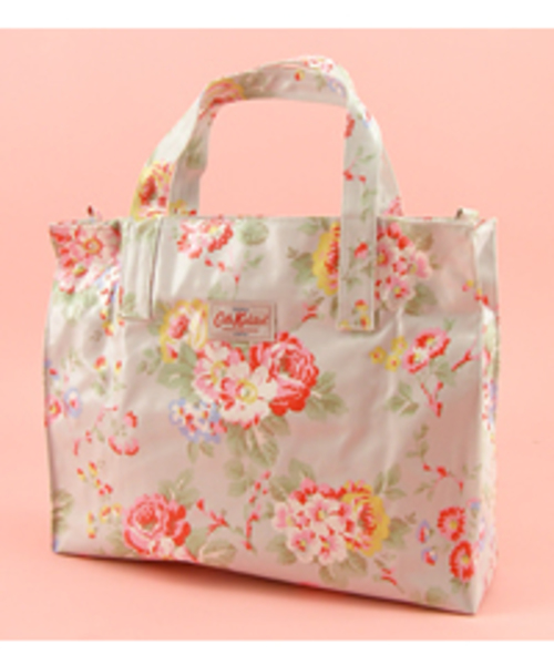 Cath Kidston（キャスキッドソン）の「CK CARRIER BAG（トートバッグ・レディース・その他1/その他2/その他3/その他4/その他5/その他6/その他7/その他8/その他9/その他10/その他11/その他12/その他13/その他14/その他/その他15/その他18/その他16/その他17/その他19/その他20/レッド系その他・FREE）」の21枚目の写真