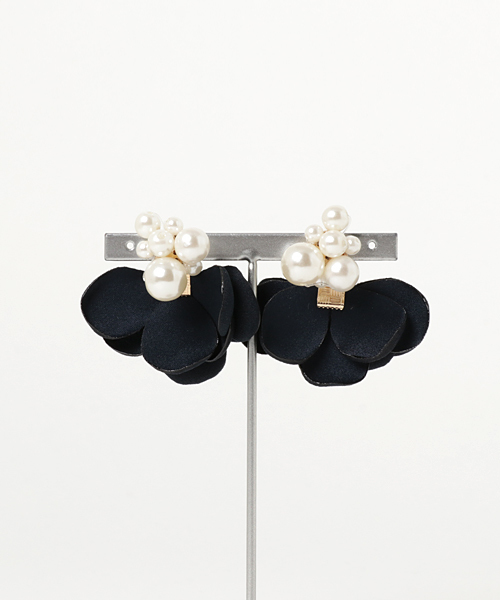 ANEMONE(アネモネ)の「パールとフラワーブーケのバックキャッチピアス(ピアス(両耳用))」|ブラック