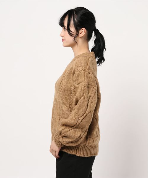 KOBE LETTUCE（コウベレタス）の「ゆったりVネックビッグケーブルニットトップス（ニット/セーター・レディース・ベージュ/オフホワイト/グリーン・FREE）」の5枚目の写真
