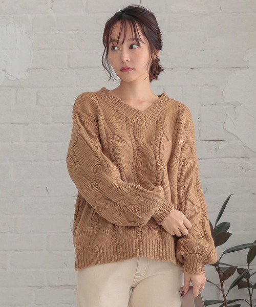 KOBE LETTUCE（コウベレタス）の「ゆったりVネックビッグケーブルニットトップス（ニット/セーター・レディース・ベージュ/オフホワイト/グリーン・FREE）」の2枚目の写真