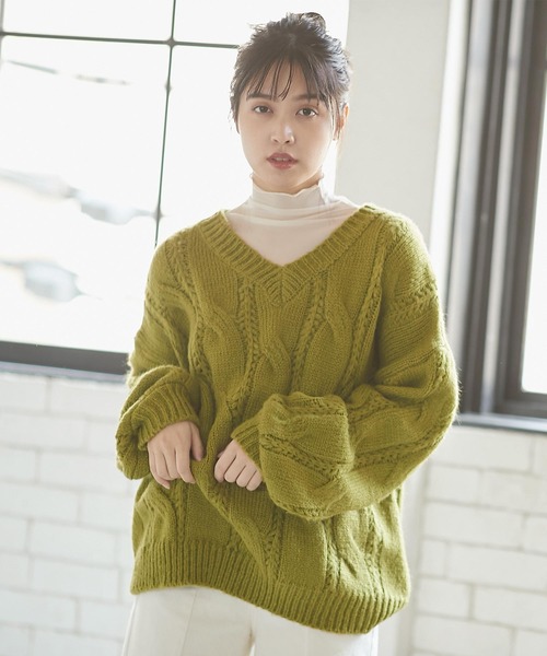 KOBE LETTUCE（コウベレタス）の「ゆったりVネックビッグケーブルニットトップス（ニット/セーター・レディース・ベージュ/オフホワイト/グリーン・FREE）」の3枚目の写真