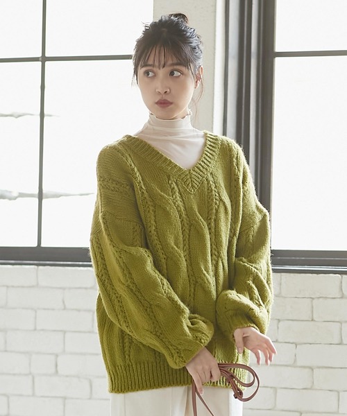 KOBE LETTUCE（コウベレタス）の「ゆったりVネックビッグケーブルニットトップス（ニット/セーター・レディース・ベージュ/オフホワイト/グリーン・FREE）」の8枚目の写真