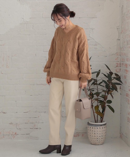 KOBE LETTUCE（コウベレタス）の「ゆったりVネックビッグケーブルニットトップス（ニット/セーター・レディース・ベージュ/オフホワイト/グリーン・FREE）」の6枚目の写真