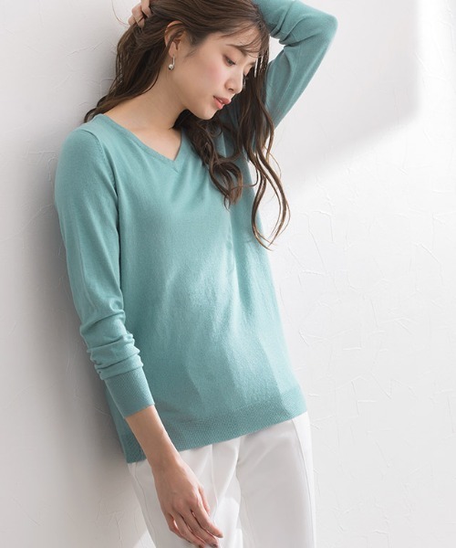 Pierrot(ピエロ)の「●シルクタッチウォッシャブルニット Vネック(ニット/セーター・レディース・ブラック/ネイビー/グレー/オフホワイト/オレンジ/ミント/ホワイト×ブラック/ブルー系その他/ライトパープル/レッド系その他/ライトベージュ/ネイビー×ホワイト/ピンク/グリーン系その他/ロイヤルブルー/ピンク系その他/ライトイエロー/ピンク系/グリーン/ブルー系・M/L)」の8枚目の写真