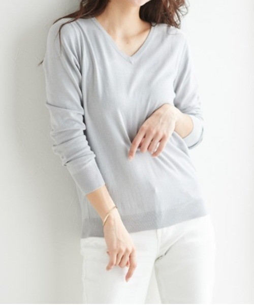 Pierrot(ピエロ)の「●シルクタッチウォッシャブルニット Vネック(ニット/セーター・レディース・ブラック/ネイビー/グレー/オフホワイト/オレンジ/ミント/ホワイト×ブラック/ブルー系その他/ライトパープル/レッド系その他/ライトベージュ/ネイビー×ホワイト/ピンク/グリーン系その他/ロイヤルブルー/ピンク系その他/ライトイエロー/ピンク系/グリーン/ブルー系・M/L)」の4枚目の写真