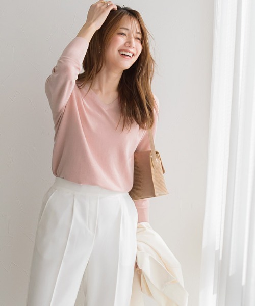 Pierrot(ピエロ)の「●シルクタッチウォッシャブルニット Vネック(ニット/セーター・レディース・ブラック/ネイビー/グレー/オフホワイト/オレンジ/ミント/ホワイト×ブラック/ブルー系その他/ライトパープル/レッド系その他/ライトベージュ/ネイビー×ホワイト/ピンク/グリーン系その他/ロイヤルブルー/ピンク系その他/ライトイエロー/ピンク系/グリーン/ブルー系・M/L)」の16枚目の写真