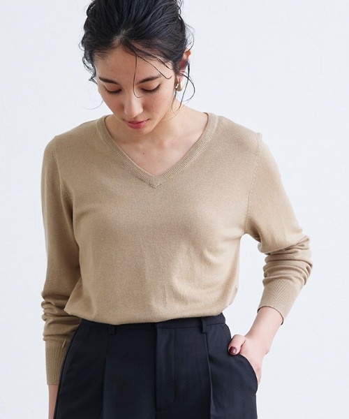 Pierrot(ピエロ)の「●シルクタッチウォッシャブルニット Vネック(ニット/セーター・レディース・ブラック/ネイビー/グレー/オフホワイト/オレンジ/ミント/ホワイト×ブラック/ブルー系その他/ライトパープル/レッド系その他/ライトベージュ/ネイビー×ホワイト/ピンク/グリーン系その他/ロイヤルブルー/ピンク系その他/ライトイエロー/ピンク系/グリーン/ブルー系・M/L)」の5枚目の写真