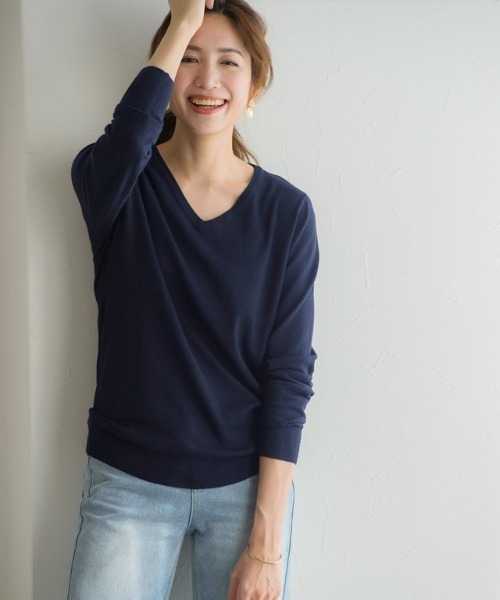 Pierrot(ピエロ)の「●シルクタッチウォッシャブルニット Vネック(ニット/セーター・レディース・ブラック/ネイビー/グレー/オフホワイト/オレンジ/ミント/ホワイト×ブラック/ブルー系その他/ライトパープル/レッド系その他/ライトベージュ/ネイビー×ホワイト/ピンク/グリーン系その他/ロイヤルブルー/ピンク系その他/ライトイエロー/ピンク系/グリーン/ブルー系・M/L)」の3枚目の写真