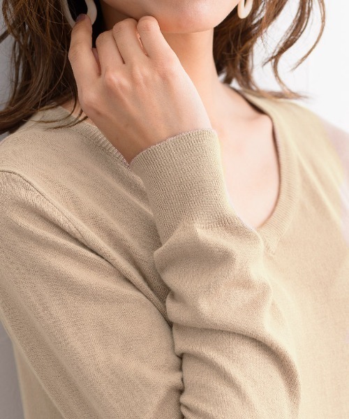 Pierrot(ピエロ)の「●シルクタッチウォッシャブルニット Vネック(ニット/セーター・レディース・ブラック/ネイビー/グレー/オフホワイト/オレンジ/ミント/ホワイト×ブラック/ブルー系その他/ライトパープル/レッド系その他/ライトベージュ/ネイビー×ホワイト/ピンク/グリーン系その他/ロイヤルブルー/ピンク系その他/ライトイエロー/ピンク系/グリーン/ブルー系・M/L)」の21枚目の写真