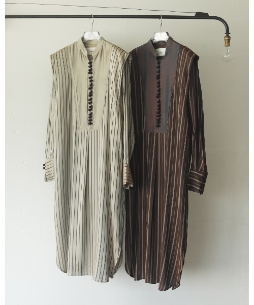 TODAYFUL（トゥデイフル）の「シルクストライプドレス（ワンピース・レディース・チョコ/グレイッシュベージュ・36inch/38inch）」の7枚目の写真