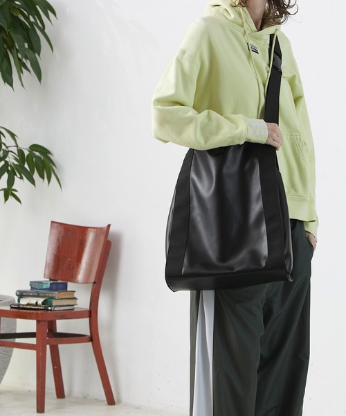 ENDER PRODUCTS（エンダープロダクツ）の「シンセティックレザー テープコンビ2WAYショルダーショッピングバッグ【ENDER PRODUCTS/エンダープロダクツ】（ショルダーバッグ・メンズ・ブラック/ブラウン・FREE）」の5枚目の写真