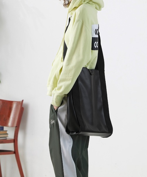 ENDER PRODUCTS（エンダープロダクツ）の「シンセティックレザー テープコンビ2WAYショルダーショッピングバッグ【ENDER PRODUCTS/エンダープロダクツ】（ショルダーバッグ・メンズ・ブラック/ブラウン・FREE）」の6枚目の写真