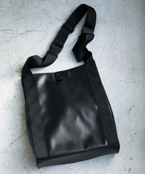 ENDER PRODUCTS（エンダープロダクツ）の「シンセティックレザー テープコンビ2WAYショルダーショッピングバッグ【ENDER PRODUCTS/エンダープロダクツ】（ショルダーバッグ・メンズ・ブラック/ブラウン・FREE）」の9枚目の写真