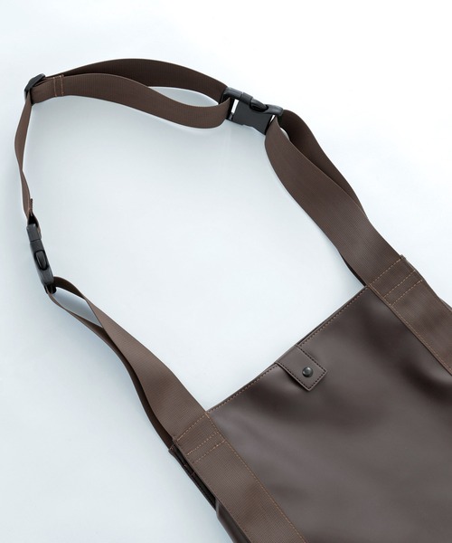 ENDER PRODUCTS（エンダープロダクツ）の「シンセティックレザー テープコンビ2WAYショルダーショッピングバッグ【ENDER PRODUCTS/エンダープロダクツ】（ショルダーバッグ・メンズ・ブラック/ブラウン・FREE）」の11枚目の写真