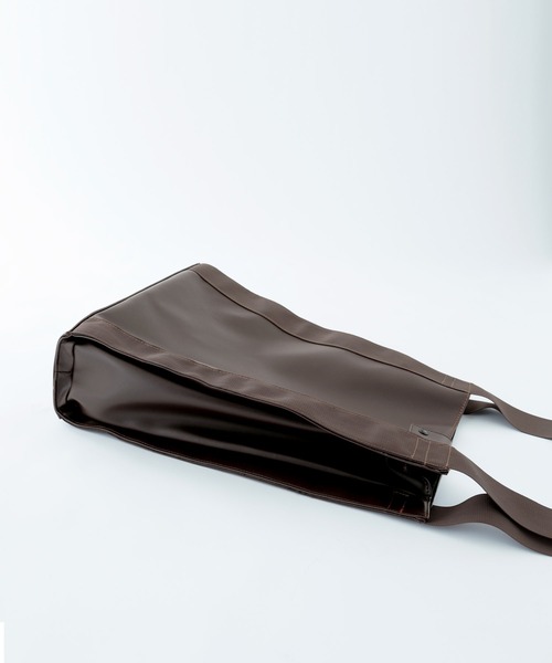 ENDER PRODUCTS（エンダープロダクツ）の「シンセティックレザー テープコンビ2WAYショルダーショッピングバッグ【ENDER PRODUCTS/エンダープロダクツ】（ショルダーバッグ・メンズ・ブラック/ブラウン・FREE）」の13枚目の写真