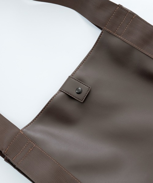 ENDER PRODUCTS（エンダープロダクツ）の「シンセティックレザー テープコンビ2WAYショルダーショッピングバッグ【ENDER PRODUCTS/エンダープロダクツ】（ショルダーバッグ・メンズ・ブラック/ブラウン・FREE）」の15枚目の写真