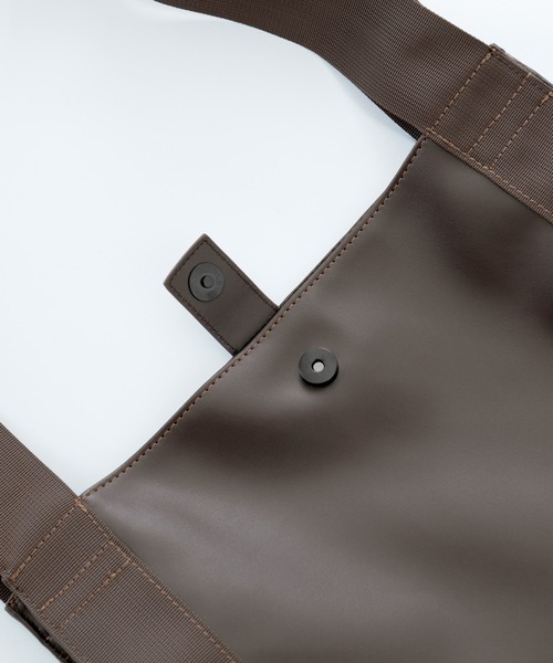 ENDER PRODUCTS（エンダープロダクツ）の「シンセティックレザー テープコンビ2WAYショルダーショッピングバッグ【ENDER PRODUCTS/エンダープロダクツ】（ショルダーバッグ・メンズ・ブラック/ブラウン・FREE）」の16枚目の写真