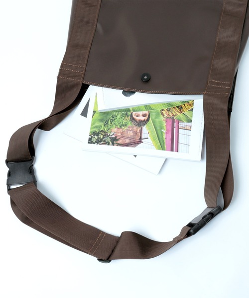 ENDER PRODUCTS（エンダープロダクツ）の「シンセティックレザー テープコンビ2WAYショルダーショッピングバッグ【ENDER PRODUCTS/エンダープロダクツ】（ショルダーバッグ・メンズ・ブラック/ブラウン・FREE）」の17枚目の写真