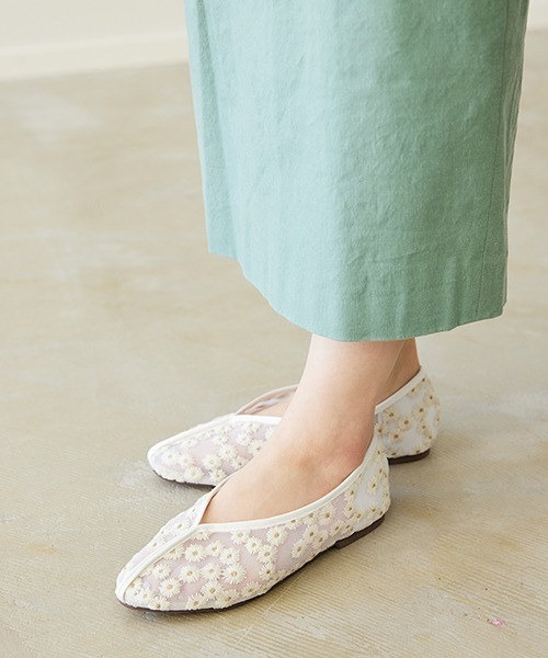 JELLY BEANS（ジェリービーンズ）の「【MORE3月号掲載】フラワー刺繍チャイナシューズ(214-30148)JELLY BEANS(ジェリービーンズ)（パンプス・レディース・ホワイト/キャメル・S/M/L）」の9枚目の写真