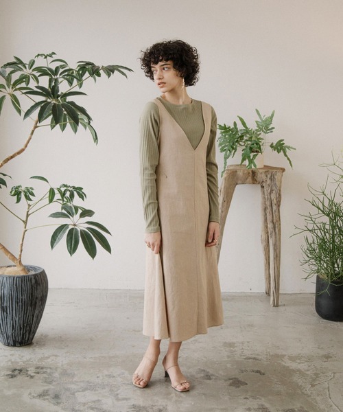 ACCL（エーシーシーエル）の「深Vネックキャミワンピース（ジャンパースカート・レディース・ブラック/ベージュ・FREE）」の4枚目の写真